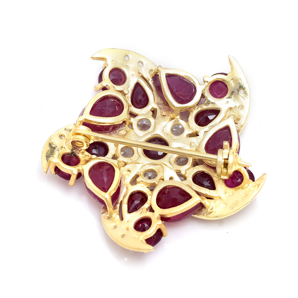 Arannyal Bevont Ezüst Bross Madagaszkári Rubinnal és Fehér Topázzal