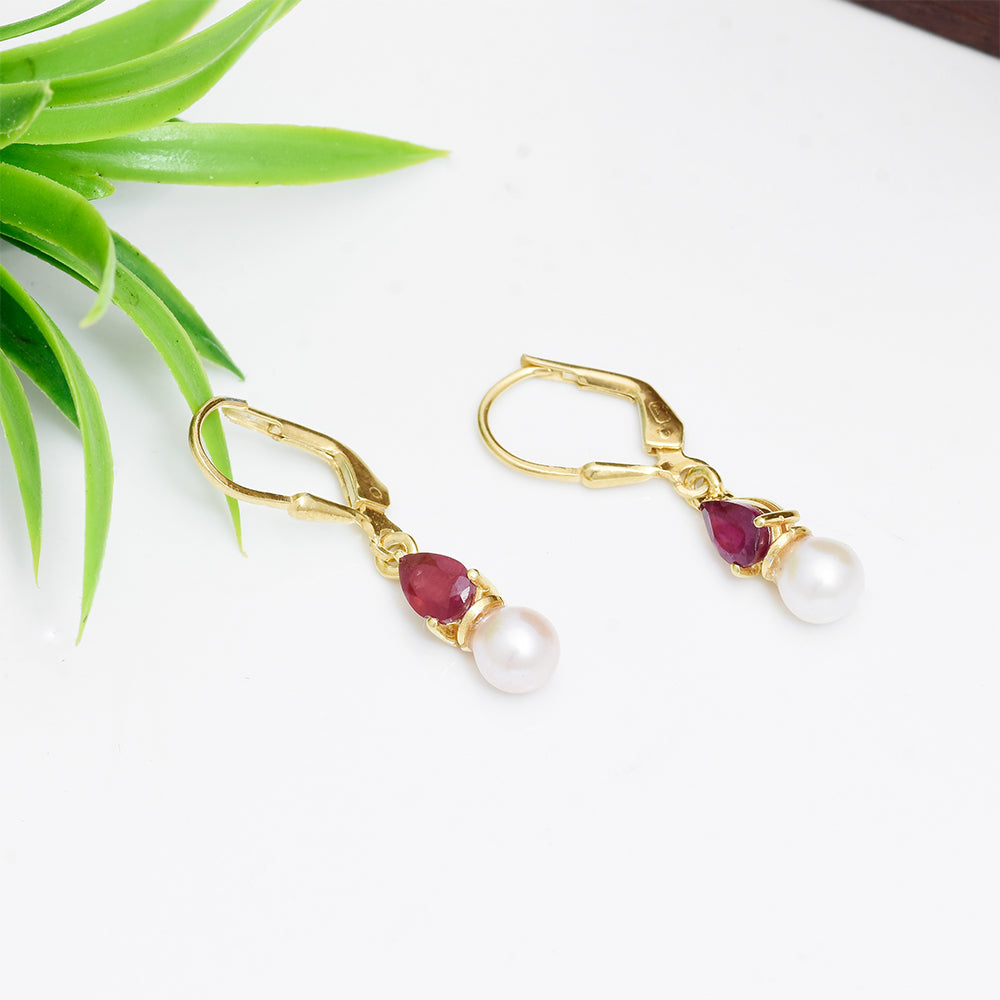 Arannyal Bevont Ezüst Fülbevaló Madagaszkári Rubinnal és Fehér Édesvízi Kagylógyönggyel