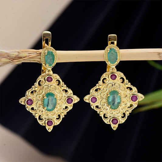 Arannyal Bevont Ezüst Fülbevaló Madagaszkári Rubinnal és Brazil Smaragddal