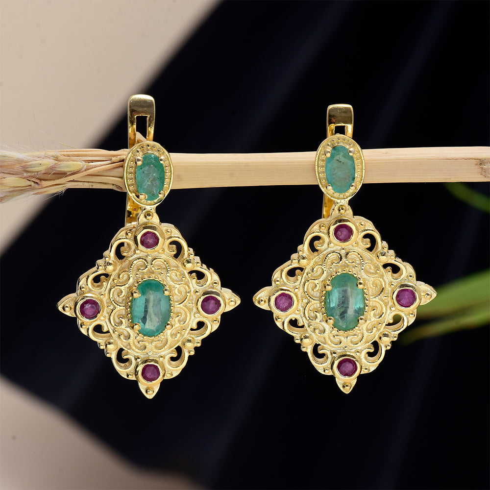 Arannyal Bevont Ezüst Fülbevaló Madagaszkári Rubinnal és Brazil Smaragddal 5 