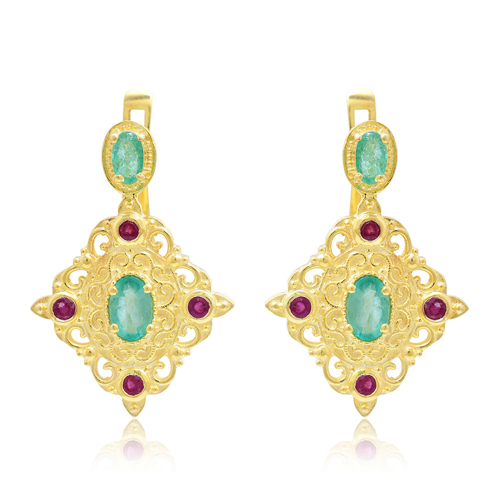 Arannyal Bevont Ezüst Fülbevaló Madagaszkári Rubinnal és Brazil Smaragddal