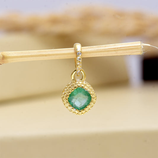 Arannyal Bevont Ezüst Medál Brazil Smaragddal és Fehér Topázzal