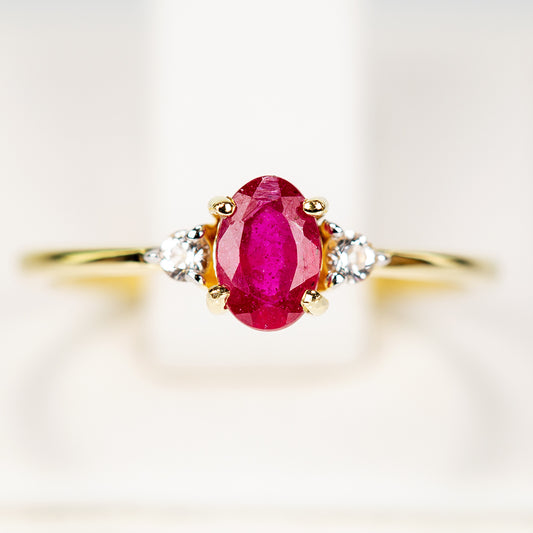 Arannyal Bevont Ezüst Gyűrű Madagaszkári Rubinnal és Fehér Topázzal