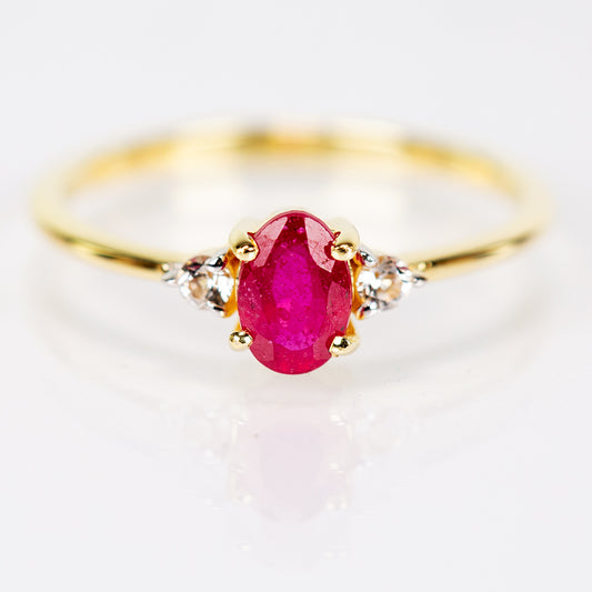 Arannyal Bevont Ezüst Gyűrű Madagaszkári Rubinnal és Fehér Topázzal