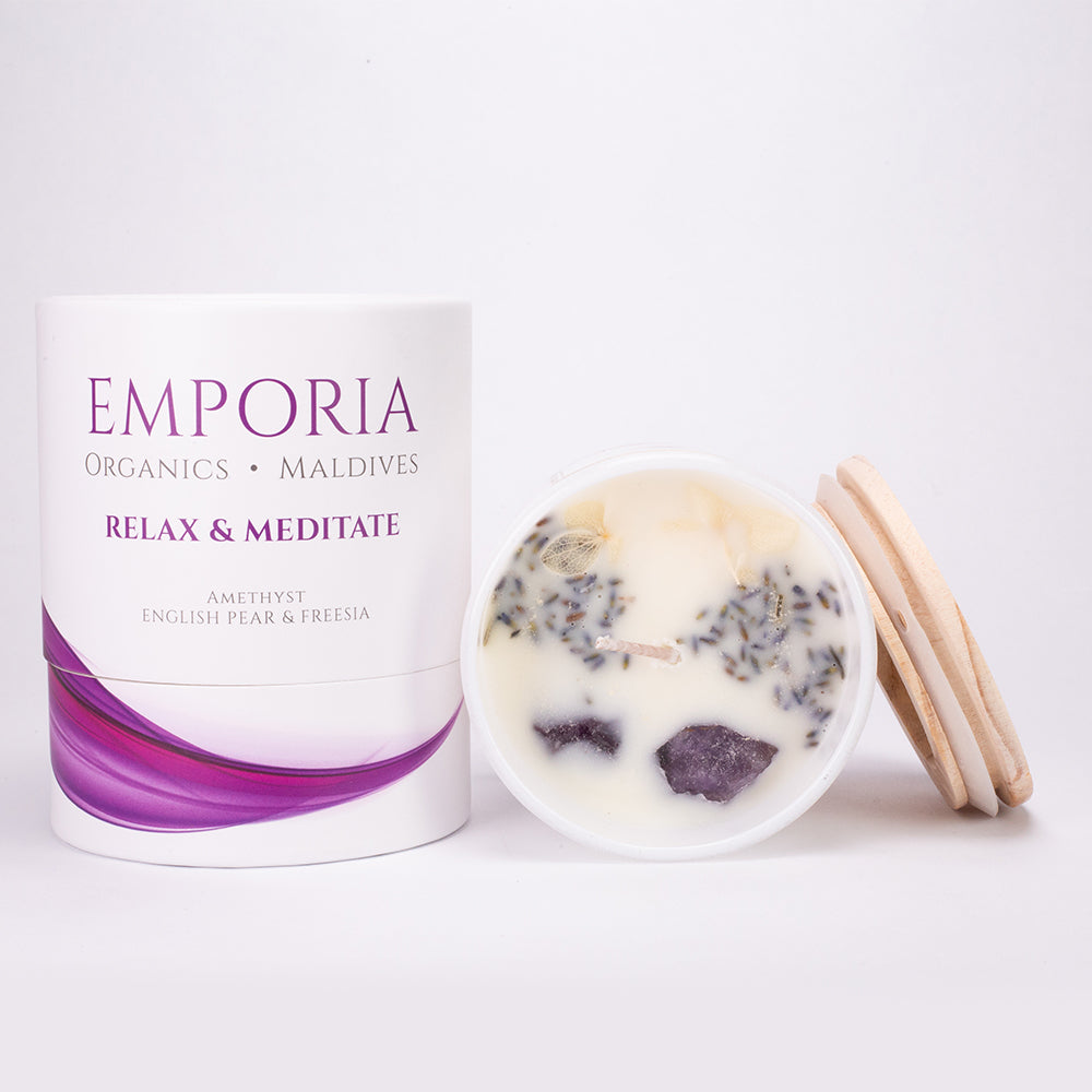 Emporia Organics Üveggyertya - Maldív szigetek: RELAX & MEDITATE, Ametiszttel, Angol körte és frézia illattal, 100% szójaviasz, 230 g 1 