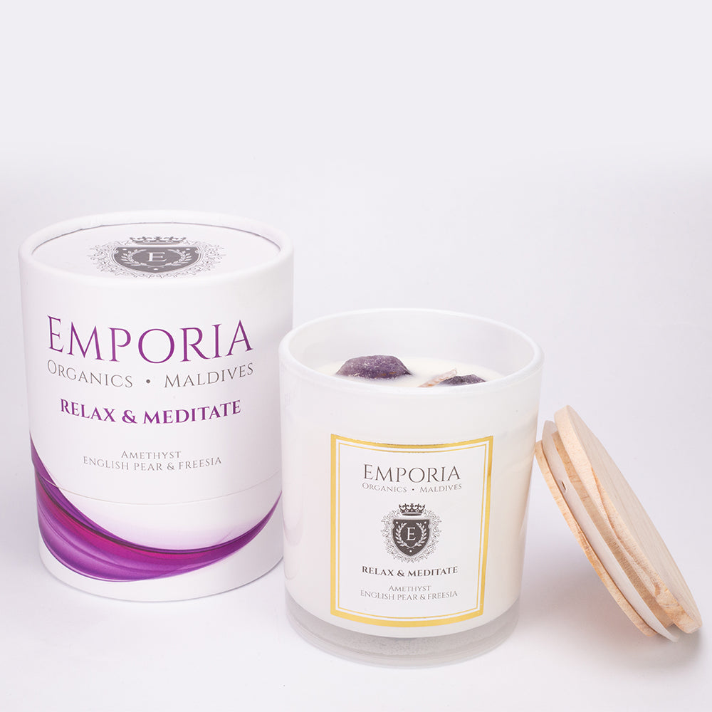 Emporia Organics Üveggyertya - Maldív szigetek: RELAX & MEDITATE, Ametiszttel, Angol körte és frézia illattal, 100% szójaviasz, 230 g 2 