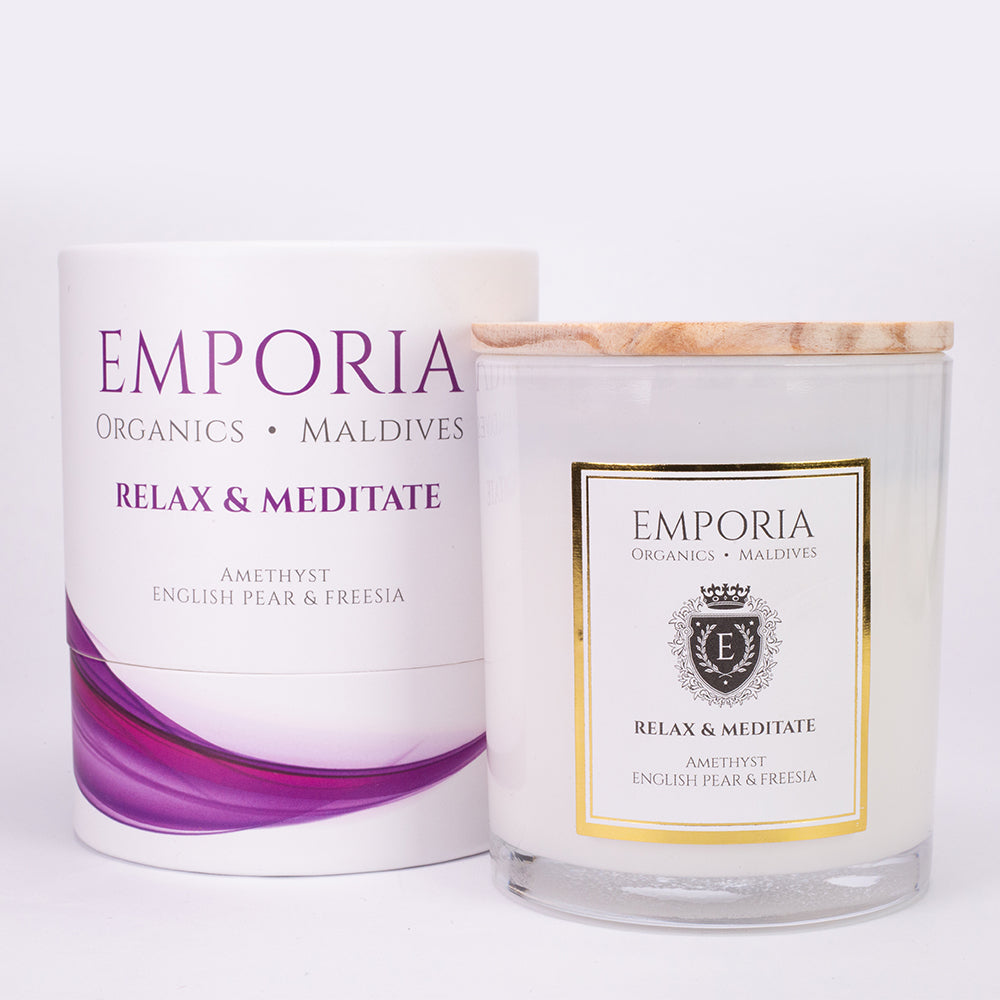 Emporia Organics Üveggyertya - Maldív szigetek: RELAX & MEDITATE, Ametiszttel, Angol körte és frézia illattal, 100% szójaviasz, 230 g 3 