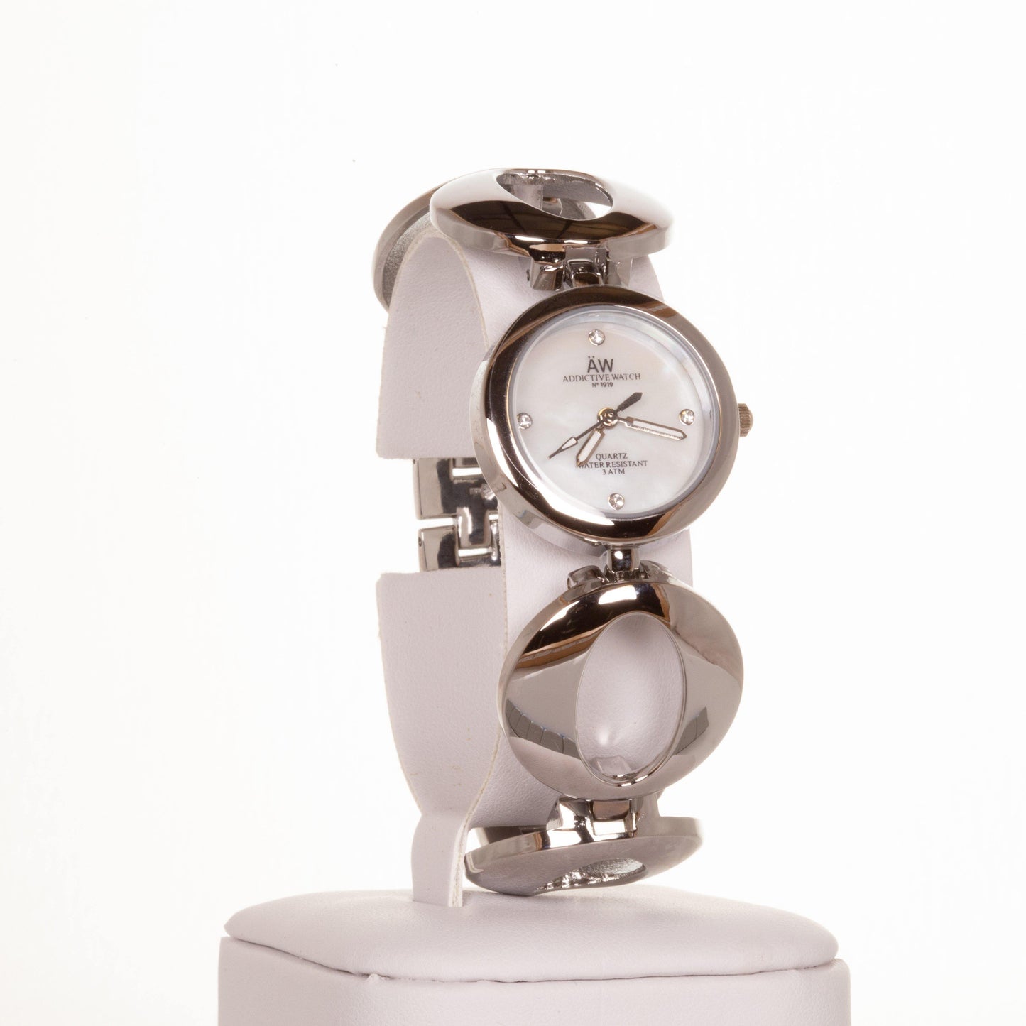 AW ezüst színű női óra végtelen szimbólomú szíjjal és 4 kvrackristállyal - Ékszer Akció
