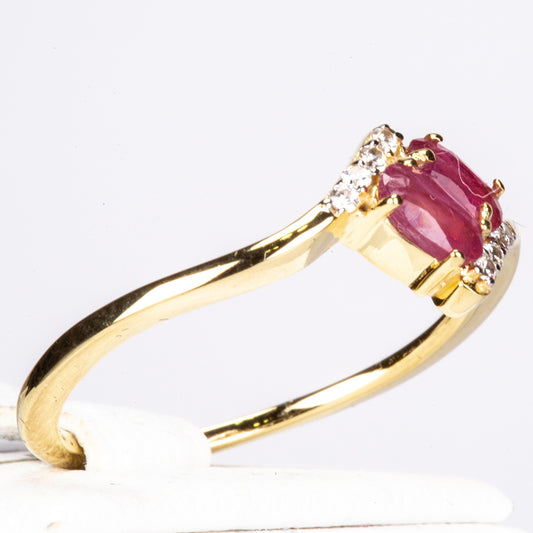 Arannyal Bevont Ezüst Gyűrű Thai Rubinnal és Fehér Cirkónnal